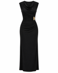 Vestido negro con broche dorado